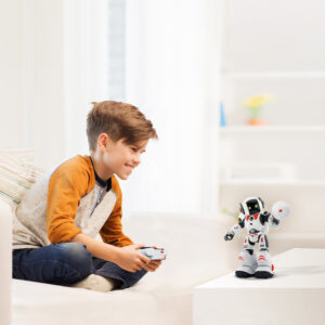 Un niño jugando con James the spy bot