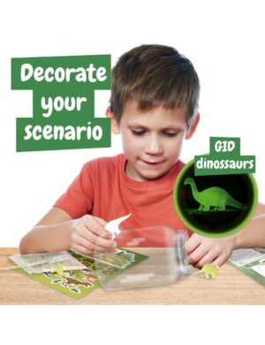 Niño jugando con el dinosaur terrarium